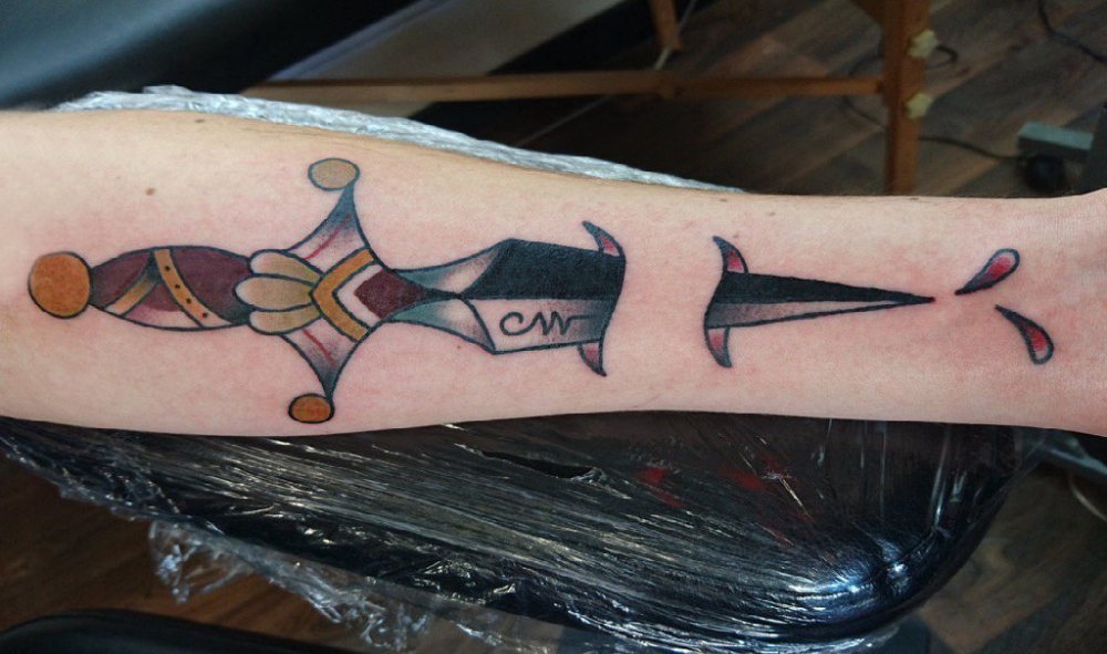点击大图看下一张：欧美匕首纹身 男生手臂上欧美匕首纹身彩绘图片