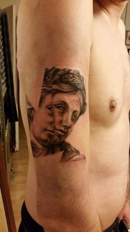 点击大图看下一张：人物肖像纹身 男生手臂上黑灰纹身人物图腾