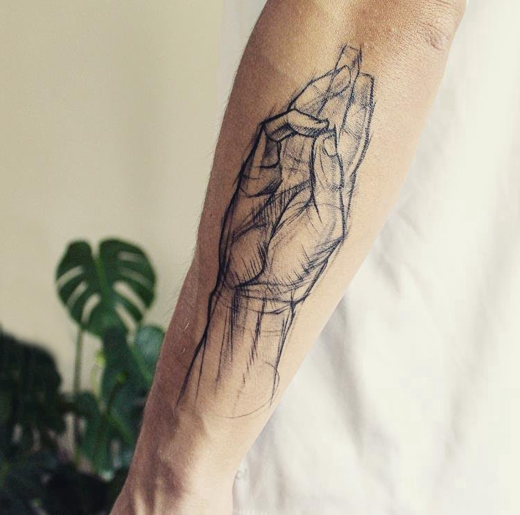 点击大图看下一张：手臂纹身素材 男生手臂上素描的手部纹身图片