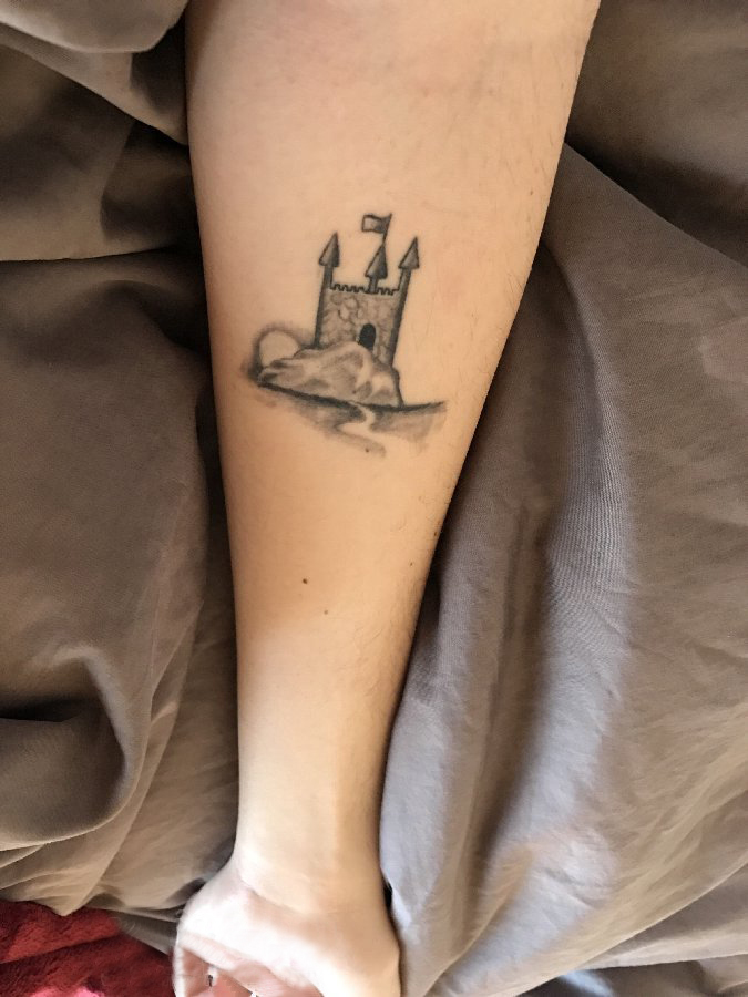 点击大图看下一张：手臂纹身素材 女生手臂上黑色的建筑物纹身图片
