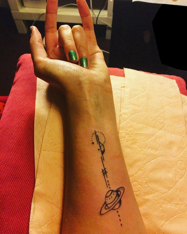 点击大图看下一张：手臂纹身素材 女生手臂上黑色的星球纹身图片