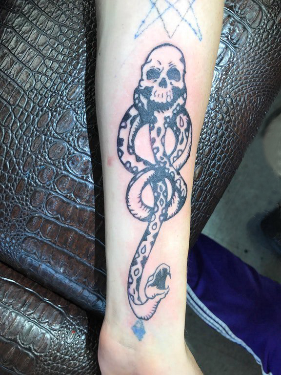点击大图看下一张：手臂纹身素材 女生手臂上骷髅和蛇纹身图片