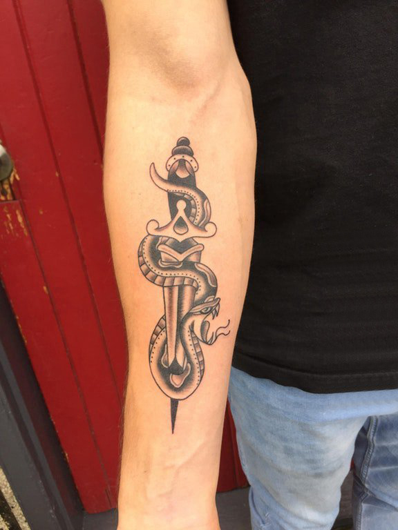 点击大图看下一张：手臂纹身图片 男生手臂上匕首和蛇纹身图片