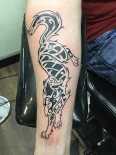点击大图看下一张：手臂纹身图片 男生手臂上黑色的狐狸纹身图片
