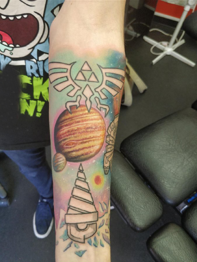 点击大图看下一张：手臂纹身图片 女生手臂上彩色的星球纹身图片