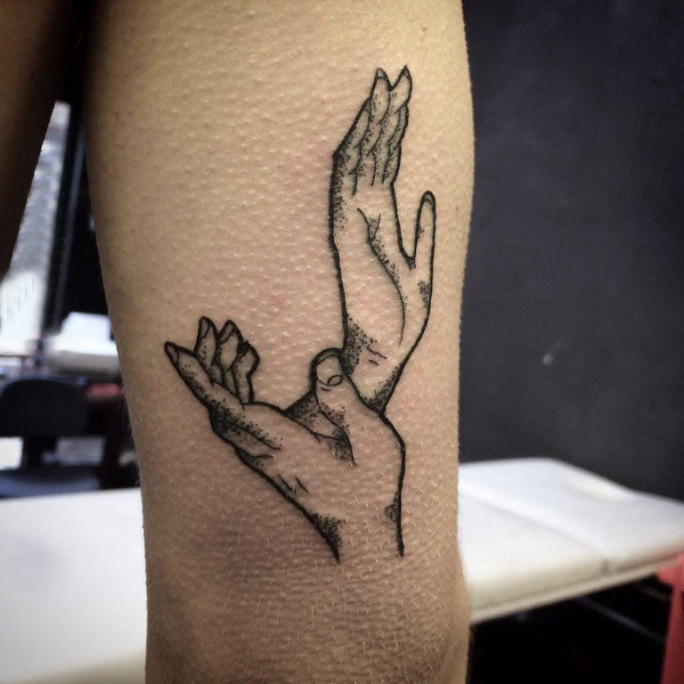 点击大图看下一张：手掌小纹身 男生手臂上黑色的手掌纹身图片