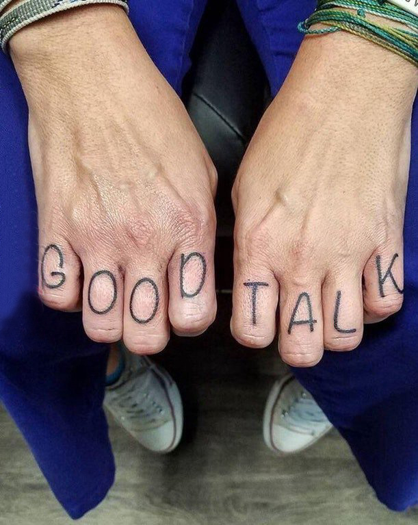 点击大图看下一张：手指字母纹身 男生手指上黑色的字母纹身图片