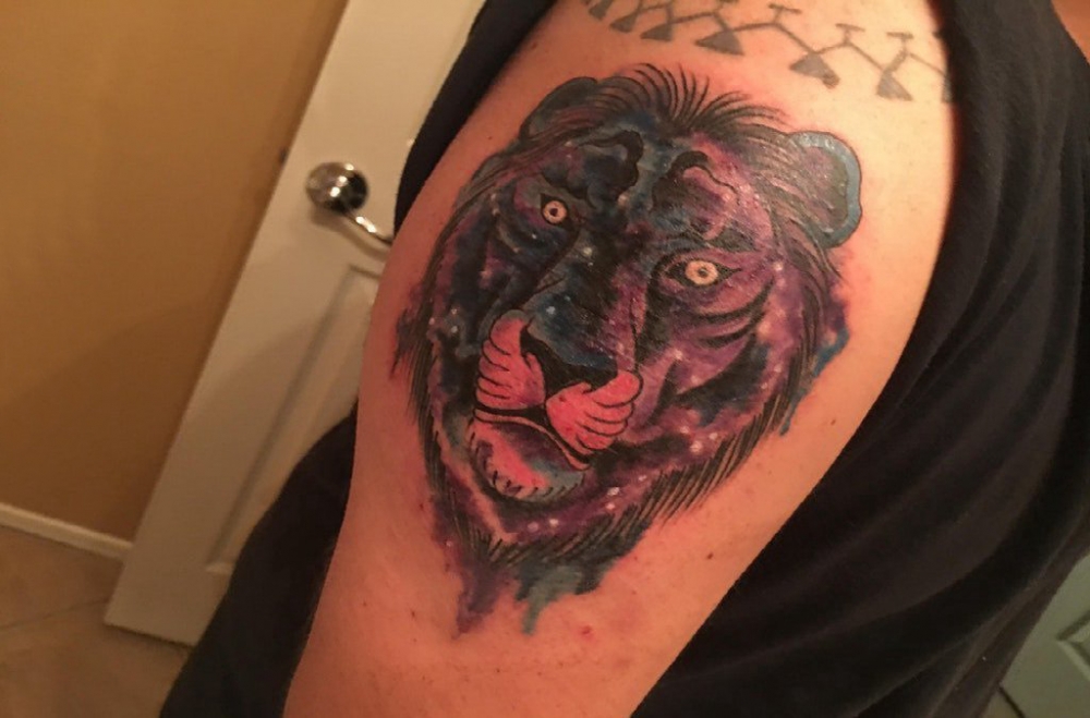 点击大图看下一张：双大臂纹身 男生大臂上彩色的狮子纹身图片