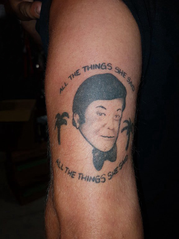 点击大图看下一张：双大臂纹身 男生大臂上黑色的人物肖像纹身图片