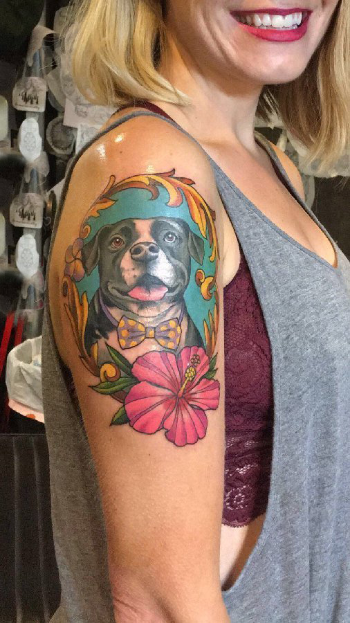 点击大图看下一张：双大臂纹身 女生大臂上彩色花朵和小狗纹身图片