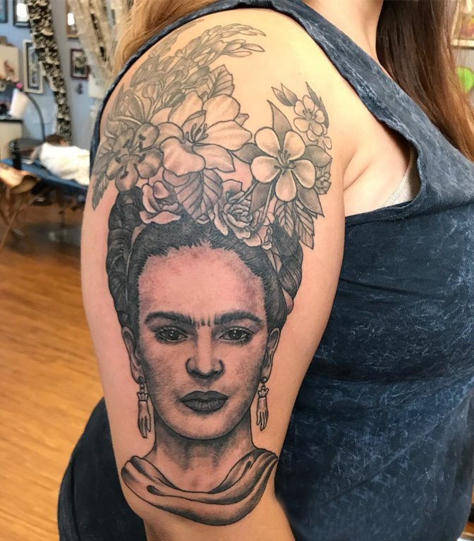 点击大图看下一张：双大臂纹身 女生大臂上黑色的花朵和人物纹身图片