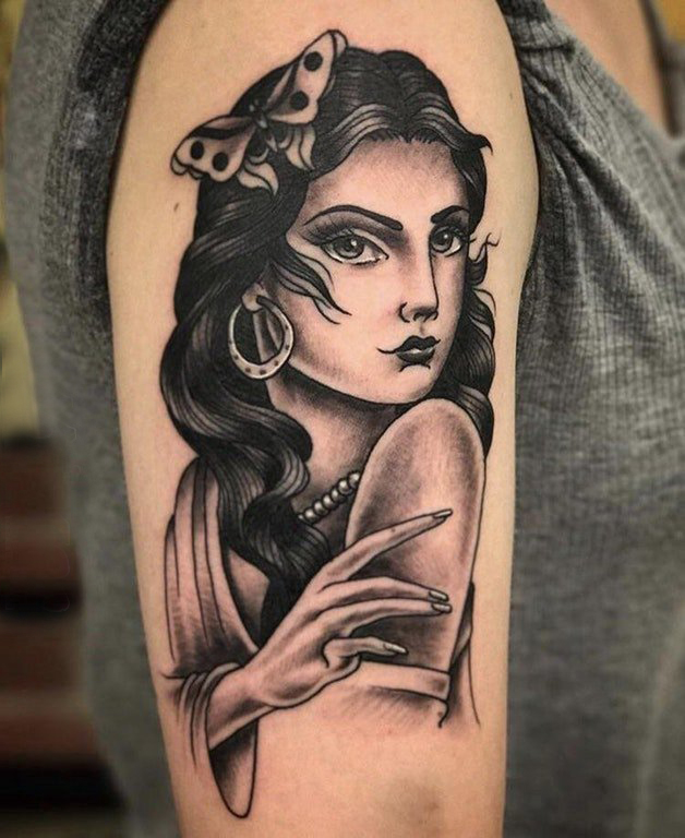 点击大图看下一张：双大臂纹身 女生大臂上黑色的人物肖像纹身图片