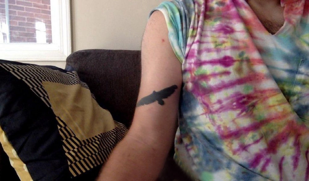 点击大图看下一张：百乐动物纹身 男生手臂上黑色的老鹰纹身图片