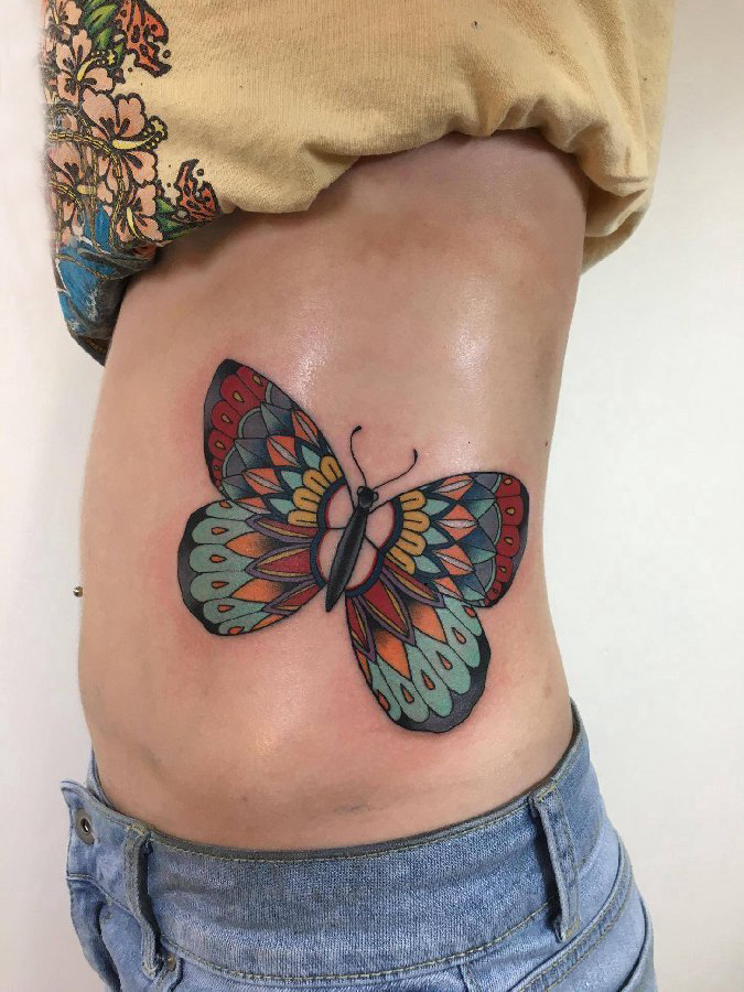 点击大图看下一张：百乐动物纹身 女生侧腰上彩色的蝴蝶纹身图片