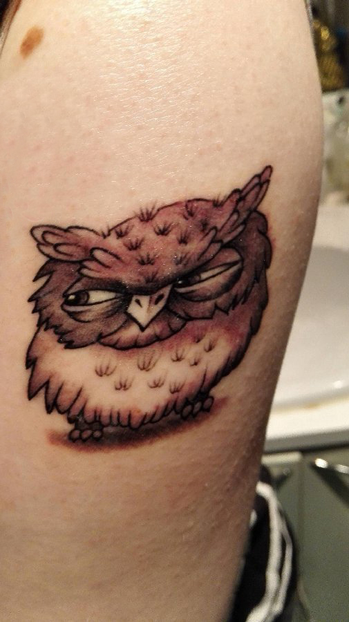 点击大图看下一张：百乐动物纹身 女生手臂上黑灰的猫头鹰纹身图片