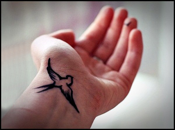 点击大图看下一张：百乐动物纹身 女生手腕上黑色的鸟纹身图片
