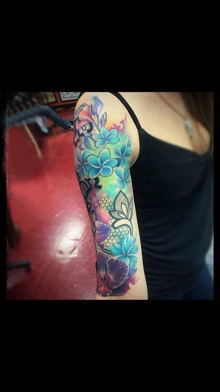 点击大图看下一张：彩色花朵纹身图案 女生手臂上花朵纹身图案