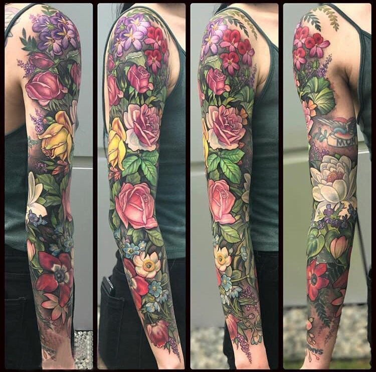 点击大图看下一张：彩色花朵纹身图案 女生手臂上文艺花朵纹身图案