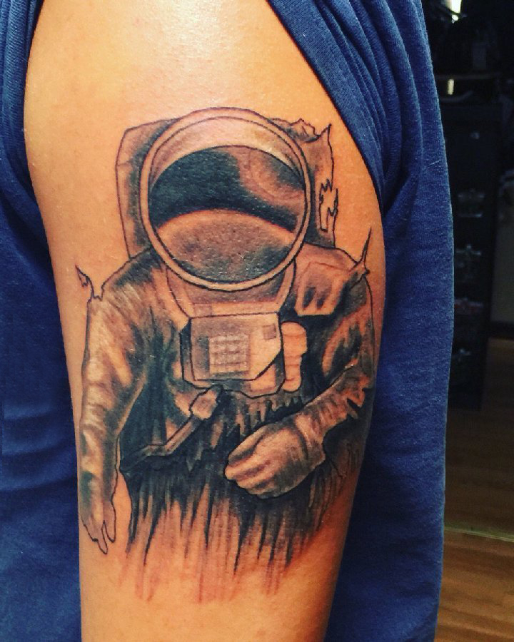 点击大图看下一张：大臂纹身图 男生大臂上黑色的宇航员纹身图片