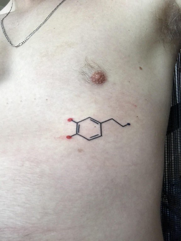 点击大图看下一张：化学元素纹身 男生胸部化学元素纹身图片