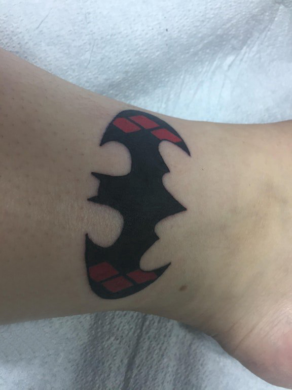 点击大图看下一张：脚踝骨纹身 男生脚踝上彩色的蝙蝠侠标志纹身图片