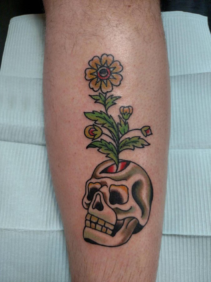 点击大图看下一张：骷髅小腿纹身 男生小腿上骷髅和花朵纹身图片