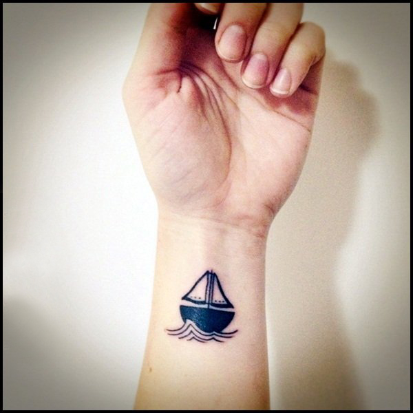 点击大图看下一张：女生纹身手腕 女生手腕上黑色的帆船纹身图片