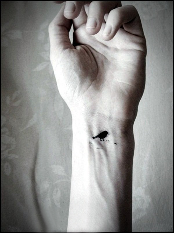 点击大图看下一张：女生纹身手腕 女生手腕上黑色的鲨鱼鳍纹身图片