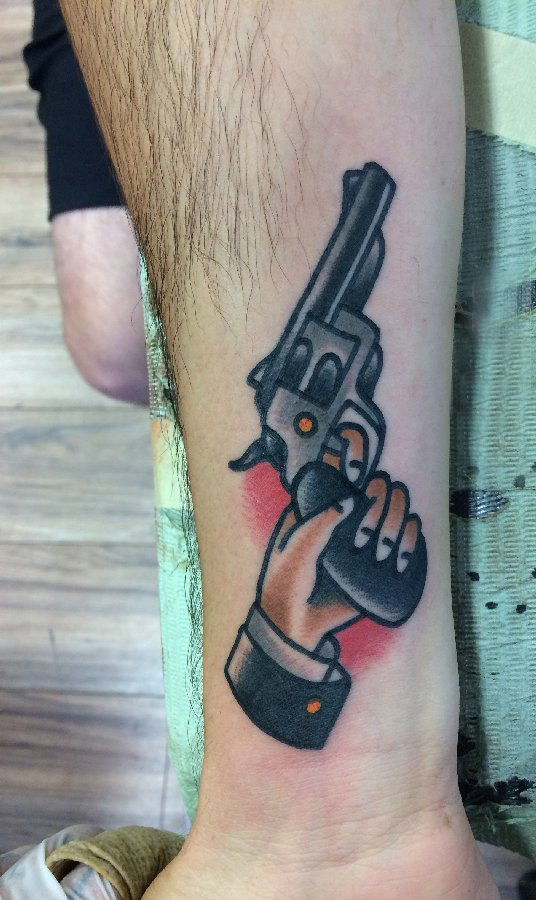 点击大图看下一张：手臂纹身素材 男生手臂上枪和手纹身图片