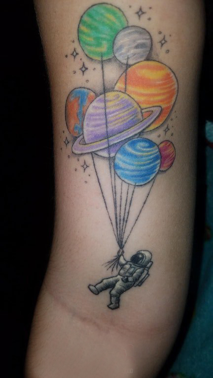 点击大图看下一张：手臂纹身素材 女生手臂上星球和宇航员纹身图片