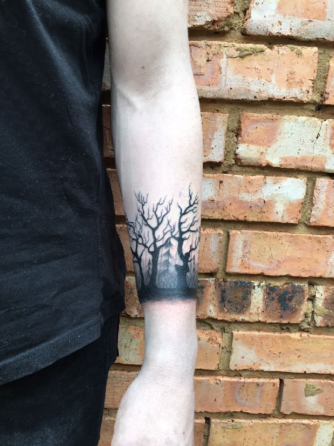 点击大图看下一张：树纹身 男生手臂上树纹身黑灰图片