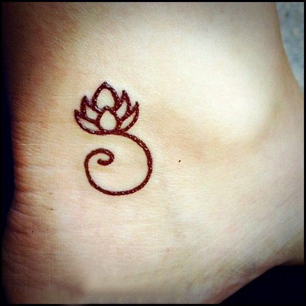 点击大图看下一张：睡莲花纹身 女生脚踝上黑色的莲花纹身图片