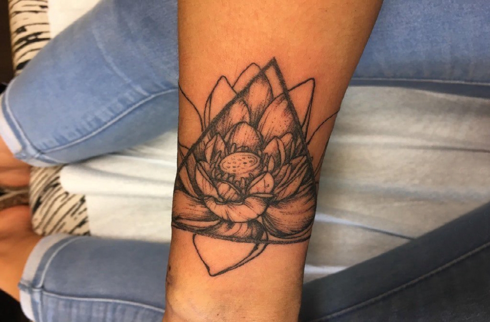 点击大图看下一张：睡莲花纹身 女生手臂上黑色三角形和莲花纹身图片