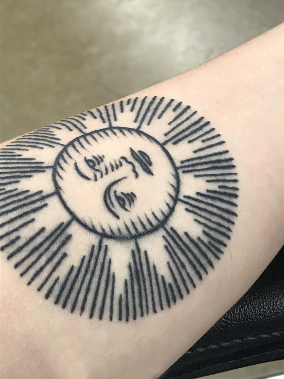 点击大图看下一张：太阳鸟纹身 男生手臂上黑色的太阳纹身图片