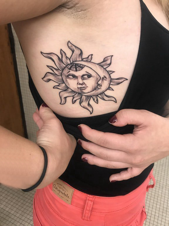 点击大图看下一张：太阳图腾纹身 女生侧肋上太阳图腾纹身黑灰图片