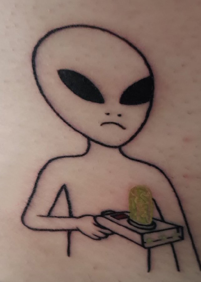 点击大图看下一张：外星人纹身 男生大腿上黑色的外星人纹身图片