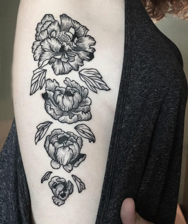 点击大图看下一张：文艺花朵纹身 男生手臂上黑灰纹身文艺花朵纹身图案