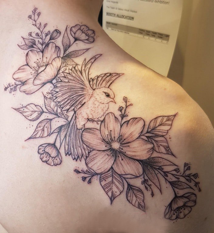 点击大图看下一张：文艺花朵纹身 女生背部文艺花朵纹身图片