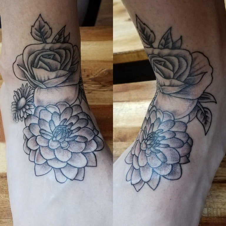 点击大图看下一张:文艺花朵纹身 女生脚背上文艺花朵纹身图片