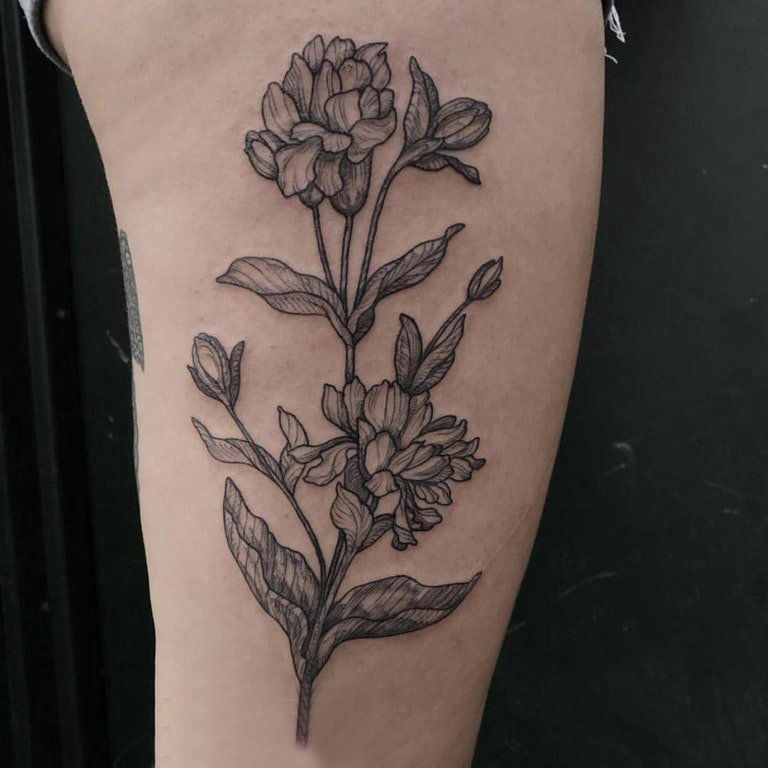 点击大图看下一张：文艺花朵纹身 女生手臂上黑色纹身花朵图案