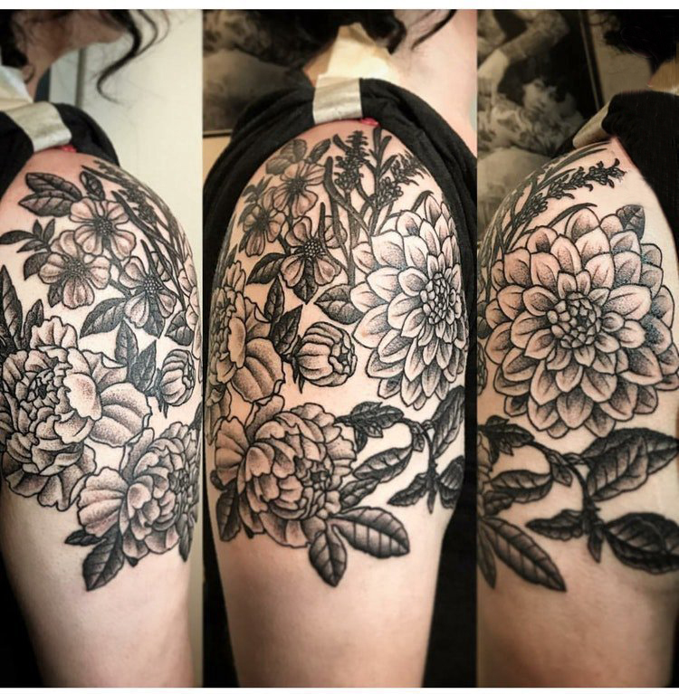 点击大图看下一张：文艺花朵纹身 女生手臂上黑色纹身花朵图片