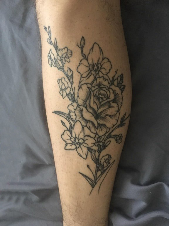 点击大图看下一张：文艺花朵纹身 女生小腿上文艺花朵纹身图片