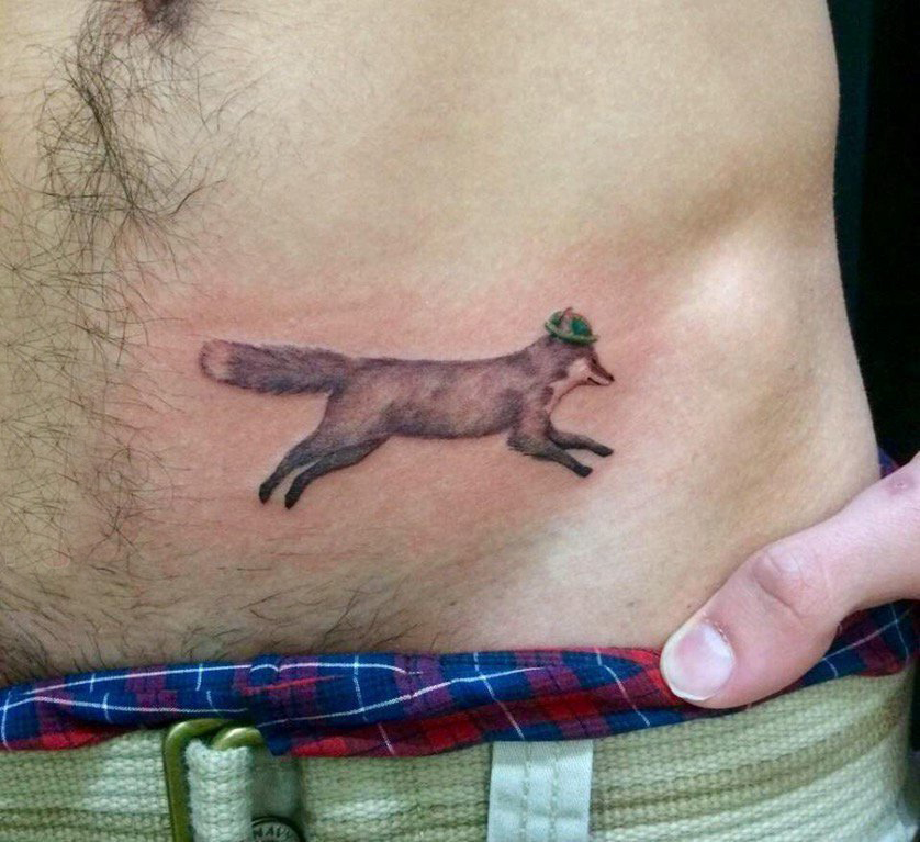 点击大图看下一张：百乐动物纹身 男生腹部黑色的狐狸纹身图片