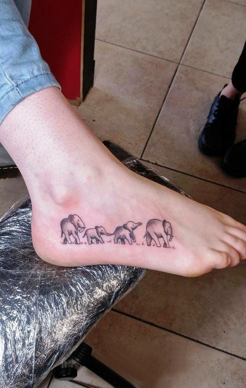 点击大图看下一张：百乐动物纹身 女生脚背上黑色的大象纹身图片