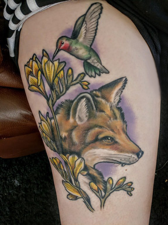 点击大图看下一张：彩色狐狸纹身 女生大腿上彩色狐狸纹身花朵图片