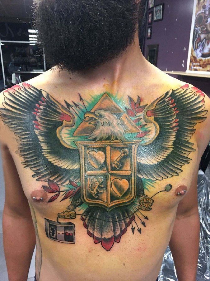 点击大图看下一张：彩色老鹰纹身 男生胸部彩色老鹰纹身图片