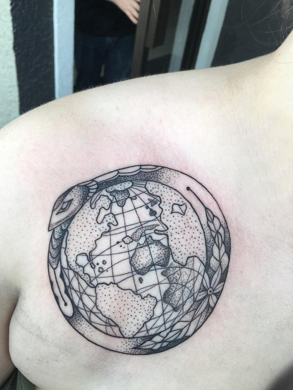 点击大图看下一张：地球纹身图案 女生肩部黑色的地球纹身图片