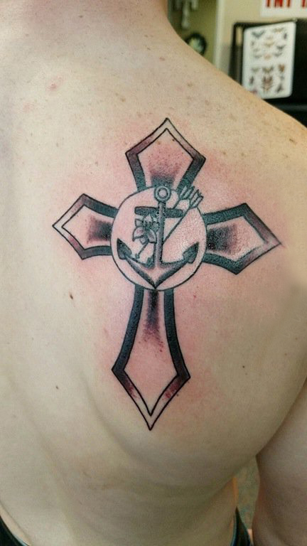 点击大图看下一张：后背纹身男 男生后背上船锚和十字架纹身图片