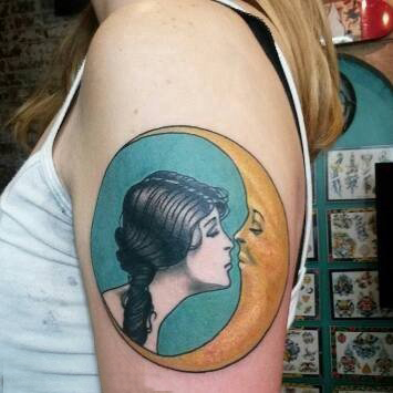 点击大图看下一张：人物肖像纹身 女生大臂上月亮和人物肖像纹身图片