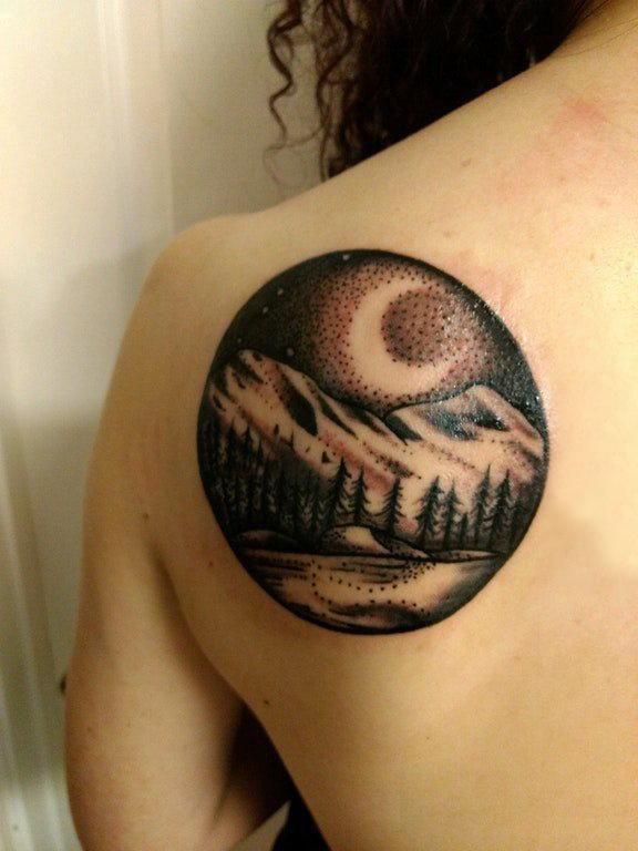 点击大图看下一张：山水纹身 女生背部山水纹身图片